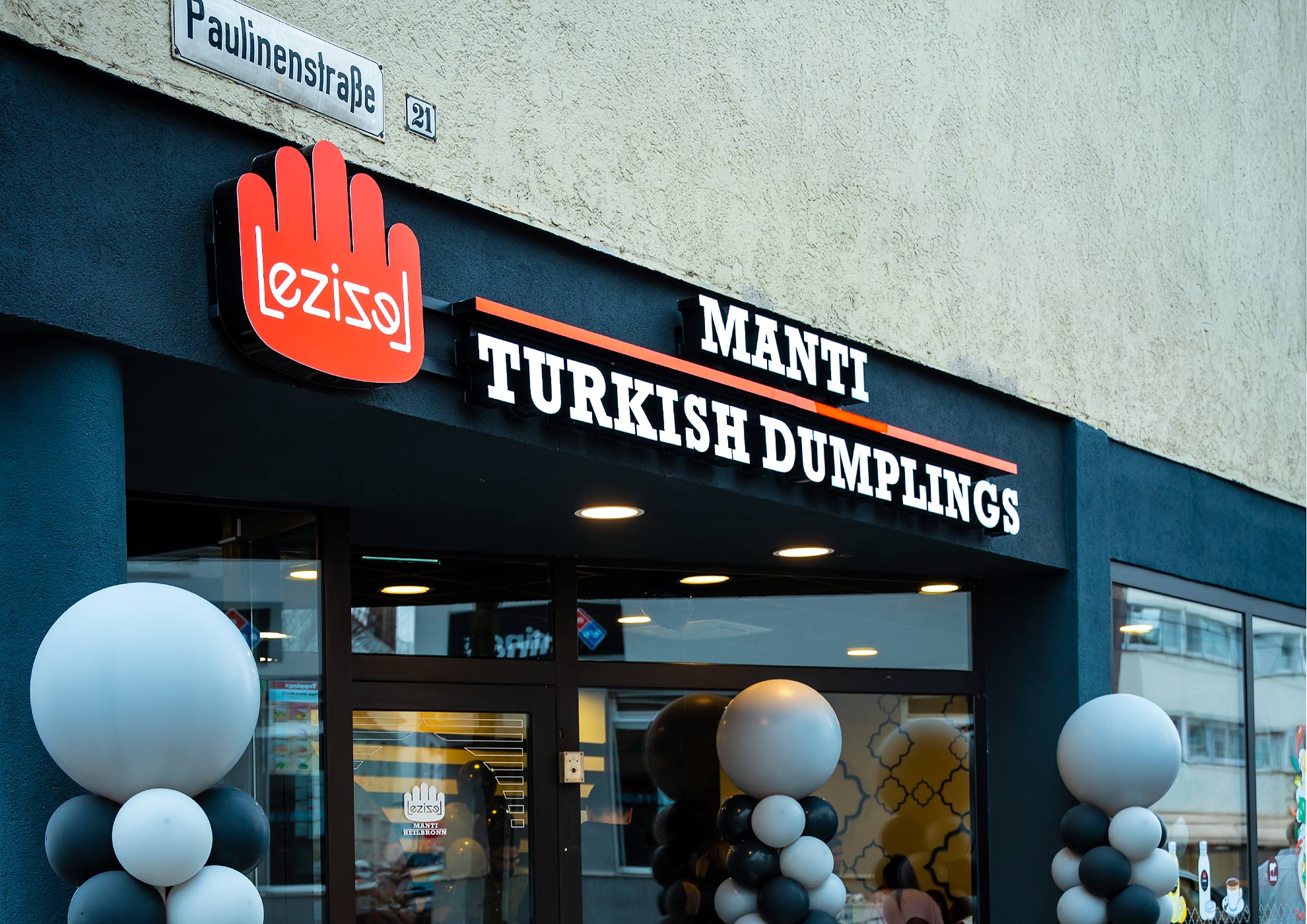 Fassade und Logo der Lezizel Filiale in Heilbronn